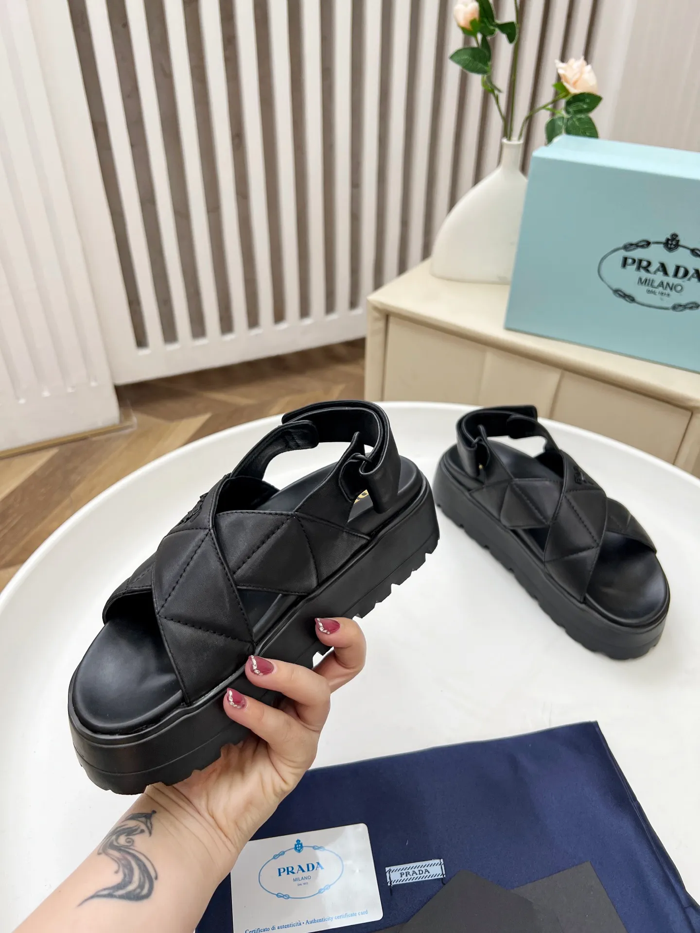 👟👟Ex-factory price 440👟👟 Prada/Prada 25ss summer new couple's beach thick-soled Birkenstock sandals. This shoe style is really a classic design that will not go out of style and is in line with everyone's current pursuit of comfortable and healthy wearing concepts. It is regarded by many domestic and foreign celebrities and fashionistas as an important choice for daily slippers. ✔Upper: imported super soft sheepskin ✔Inner lining: imported sheepskin ✔Hardware: Original molded split hardware ✔Outsole: Ultra-light, wear-resistant and non-slip foam sole ✔Number of yards: 35~40 (custom-made 40 pieces are non-refundable)